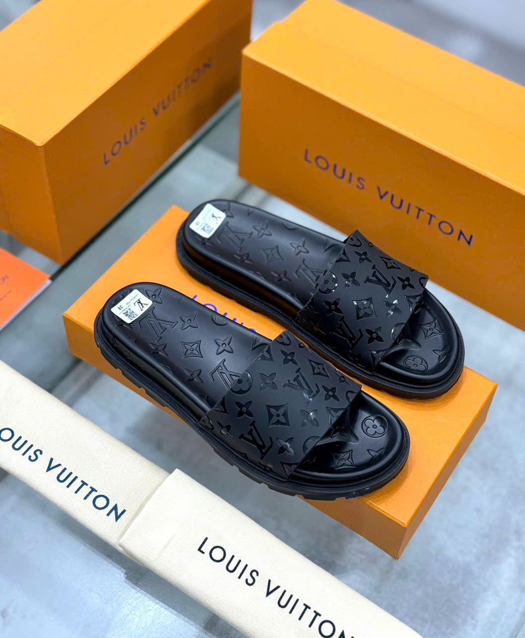 Dép lê quai ngang Louis Vuitton LV Đen họa tiết hoa vân logo LV bóng Like Auth on web fullbox bill thẻ DDT